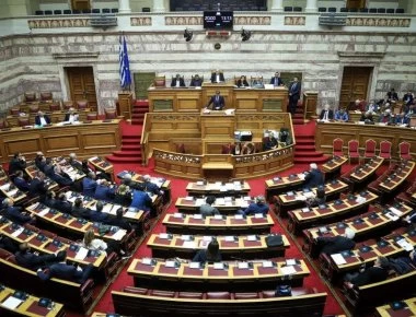 Γεμίζουν δεκάδες σακούλες οι καταστροφείς εγγράφων (φωτο)
